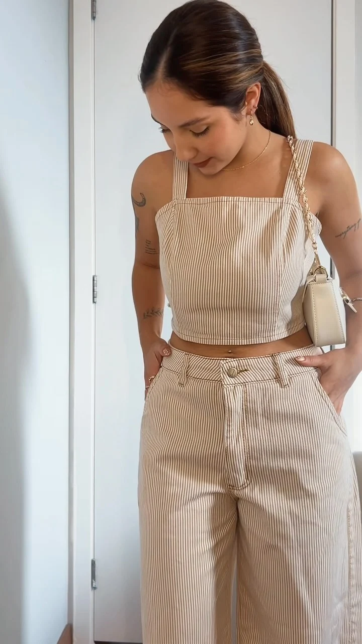 Clara Sol mostrando um look em tons neutros