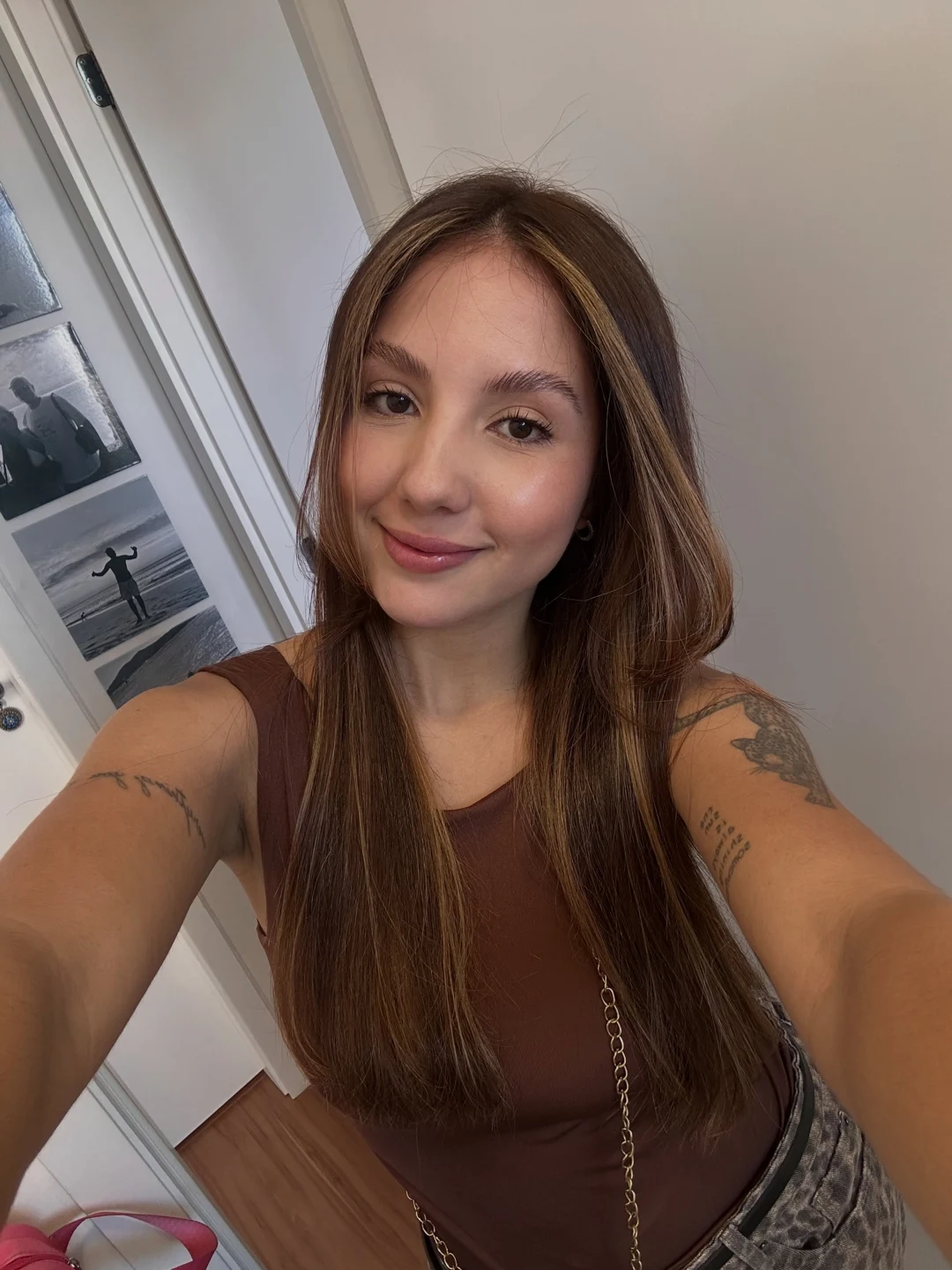 Clara Sol de blusa marrom e cabelo solto, em um retrato próximo