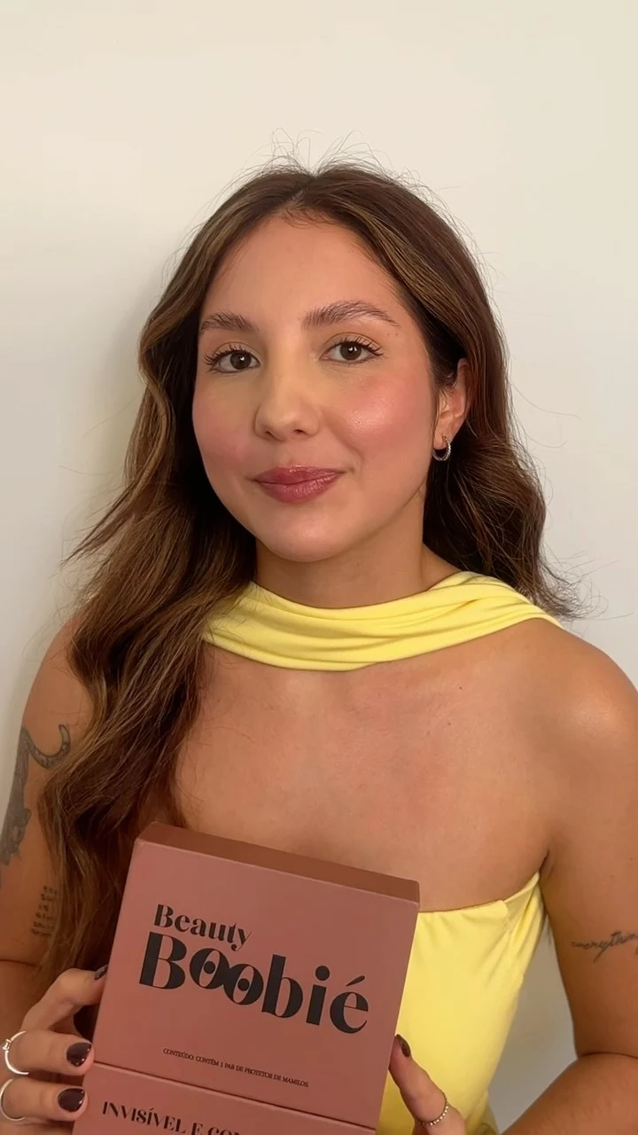 Clara Sol apresentando a embalagem de Beauty Boobie